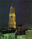 602015 Gezicht op de Domtoren (Domplein) te Utrecht, vanuit een woning aan het Visschersplein.